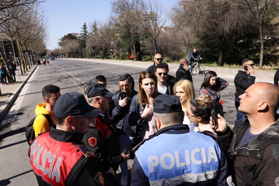 FOTO/ Të rinjtë marshim paqësor kundër Edi Ramës dhe gazit lotsjellës në protesta