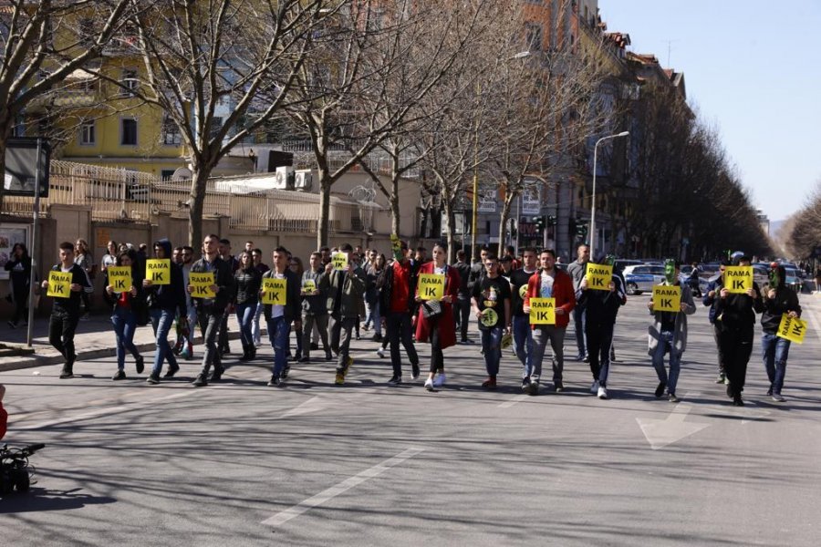FOTO/ Të rinjtë marshim paqësor kundër Edi Ramës dhe gazit lotsjellës në protesta
