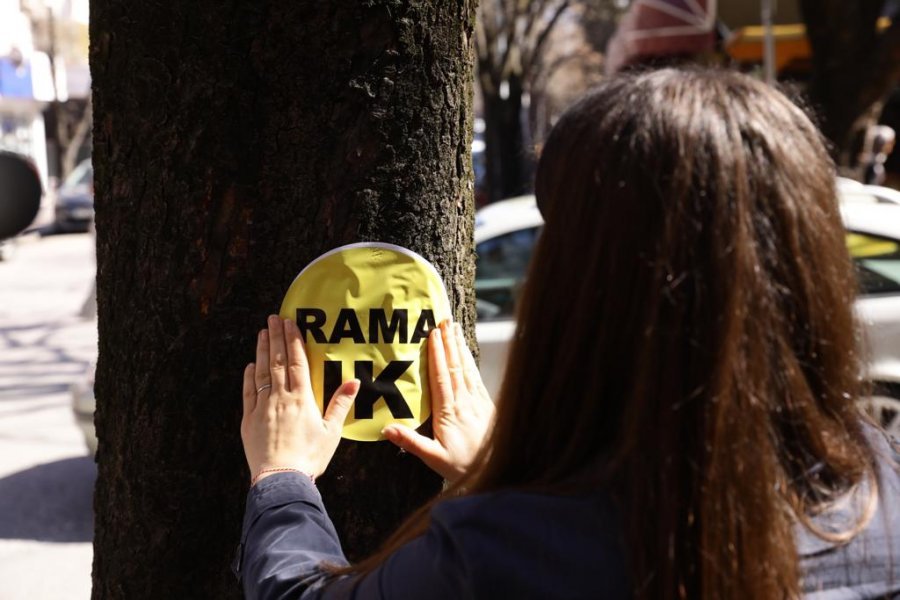 FOTO/ Të rinjtë marshim paqësor kundër Edi Ramës dhe gazit lotsjellës në protesta