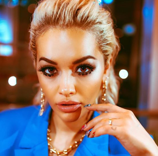 FOTO/Rita Ora ju tregon si të shkrepni foton “perfekte” për rrjetet sociale