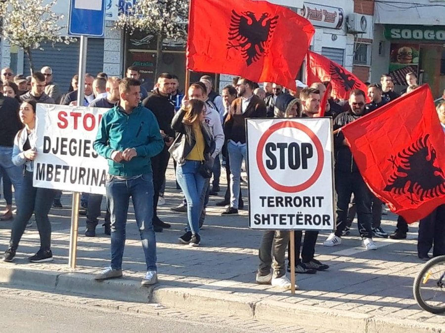 FOTO/ Rama pritet me protesta edhe në Durrës