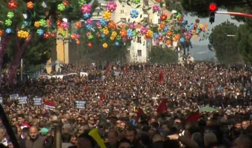 VIDEO/ Qytetarët thyejnë rrethimin e kryeministrisë