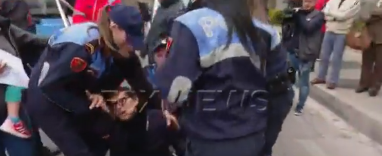 VIDEO/Pamje të rënda, prishet ndërtesa tek “Petro Nini”, familjarët humbasin ndjenjat