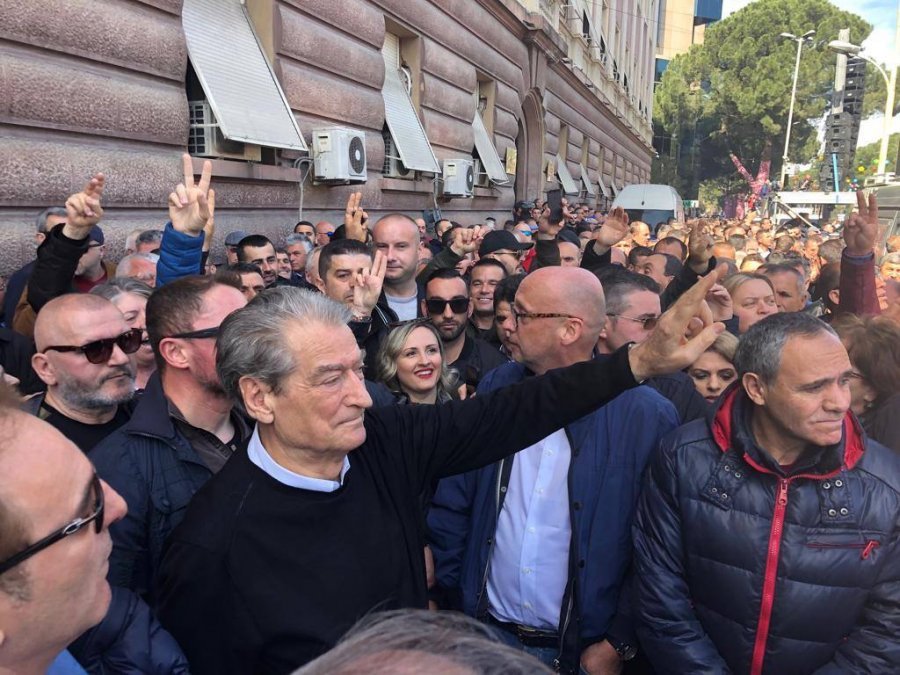 Berisha flet nga protesta: Rama në tunelet e Skraparit! Nuk mund ti fshihet cunamit popullor
