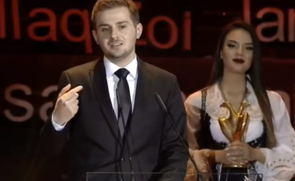 VIDEO/Gafa në Samit, Gent Cakaj ngatërron vargjet e Naim Frashërit