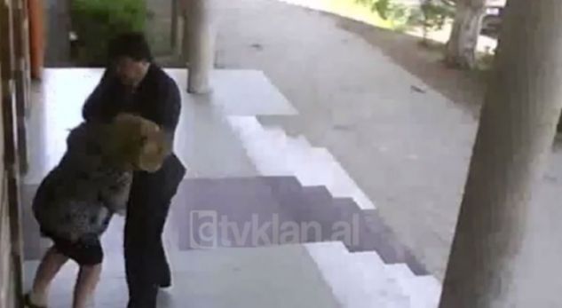 FOTO/Pamje të rënda, kryetari i gjykatës në Kukës godet avokaten dhe e rrëzon në tokë