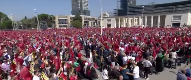 VIDEO/Mbushën sheshin për Veliajn, pjesëmarrësit nuk e dinë pse janë aty