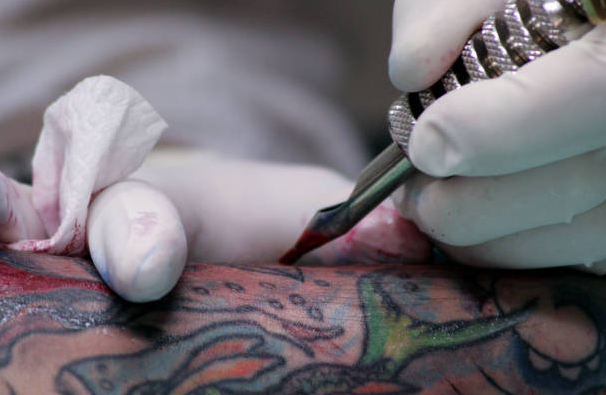 Boja kancerogjene e tatuazheve, Italia merr vendimin e rëndësishëm