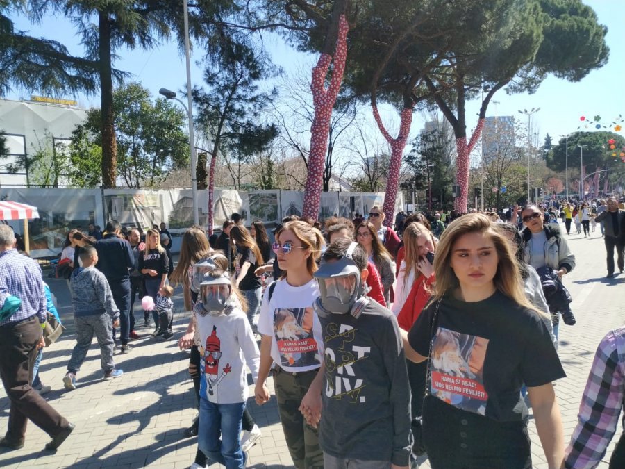 FOTO/ Të rinjtë marshim paqësor kundër Edi Ramës dhe gazit lotsjellës në protesta