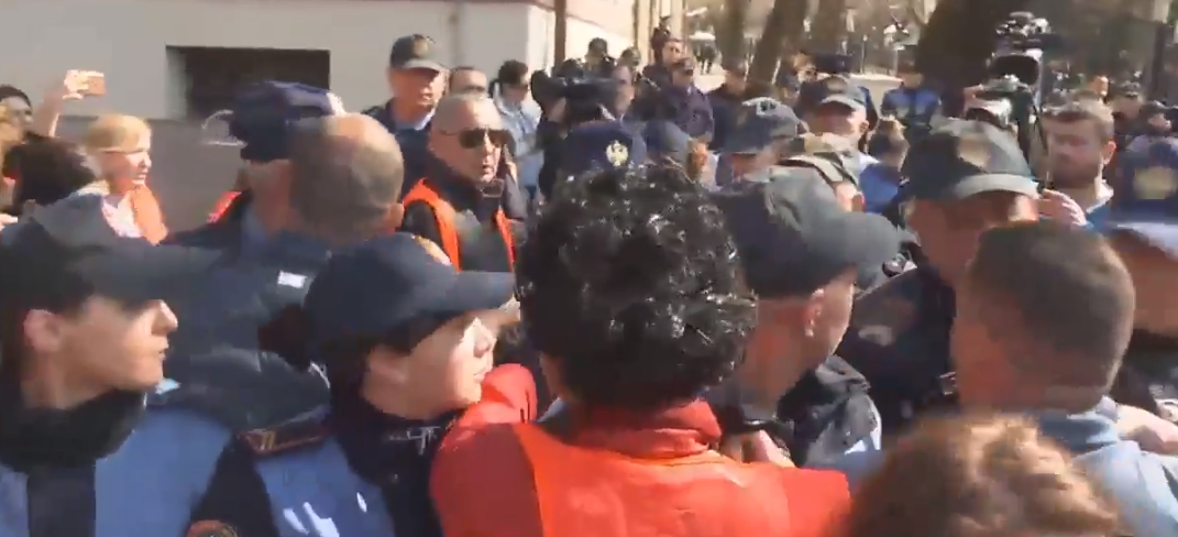 LIVE/Policia kapet me banorët e Astirit sërish, nuk lejon t’i bashkohen protestës së opozitës