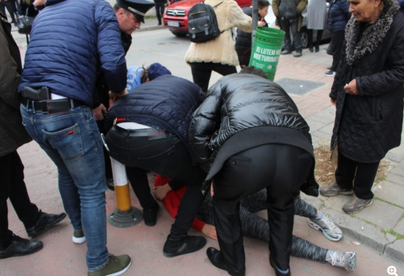 FOTO/Terror dhe tensione tek “Petro Nini”, familjarët ‘luftojnë’ për shtëpitë e tyre