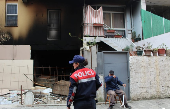 FOTO/Terror dhe tensione tek “Petro Nini”, familjarët ‘luftojnë’ për shtëpitë e tyre