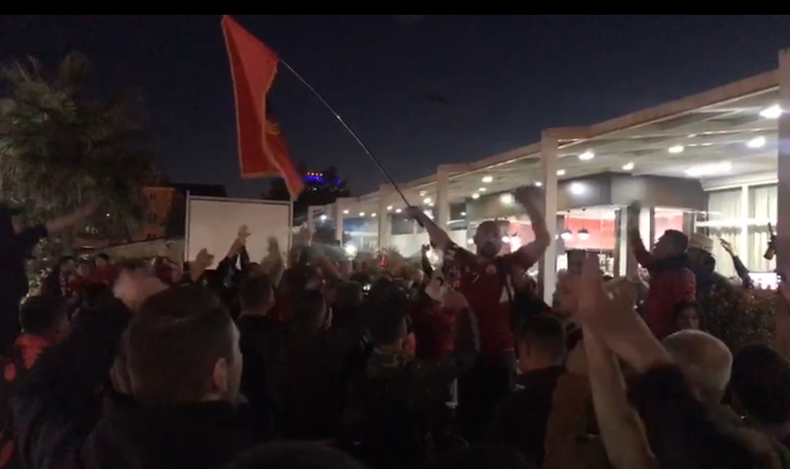 VIDEO/ Takimi kundër Turqisë, festë kuqezi në rrugët e Shkodrës