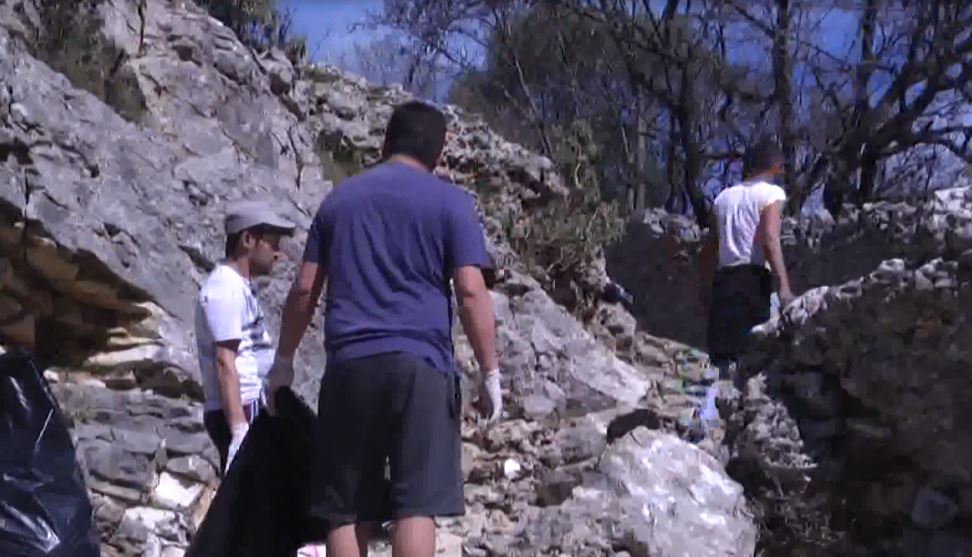 Turistët e huaj pastrojnë Gjirokastrën: Mbani pastër natyrën siç mbani shtëpitë