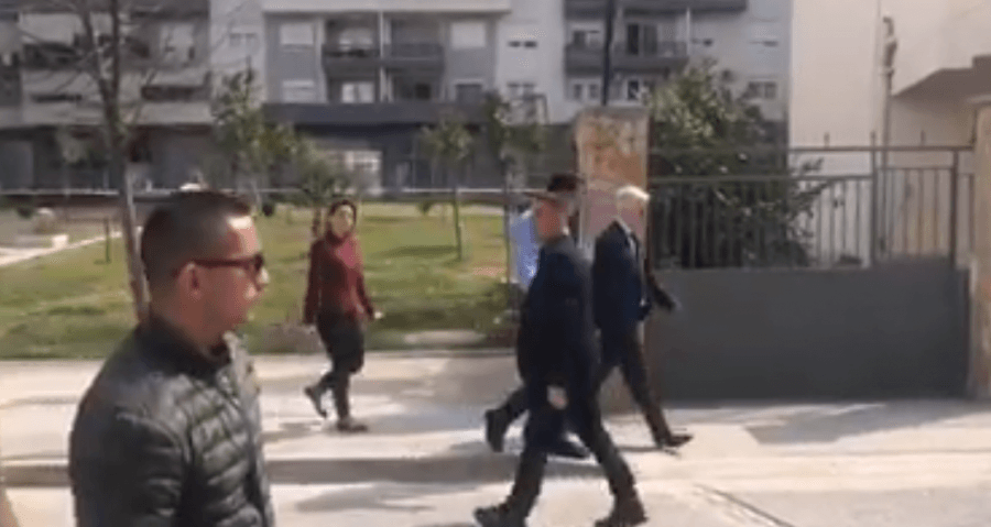 VIDEO/ Kujt i frikësohet Erion Veliaj? Kryebashkiaku del në rrugë i rrethuar me forca të shumta policie
