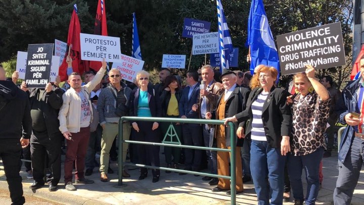 FOTO & VIDEO/ “Nuk na turpëron Shqipëria, na turpëron qeveria”, protesta e emigrantëve në Athinë