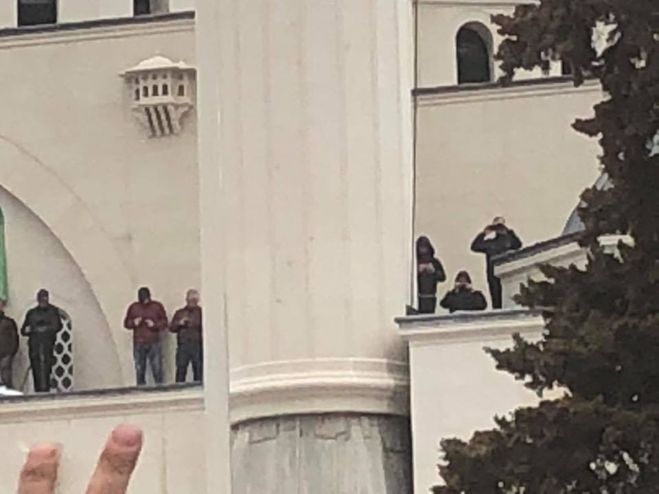 FOTO/ Xhamia pranë Kuvendit, Rilindja e përdor për të përgjuar qytetarët që protestojnë