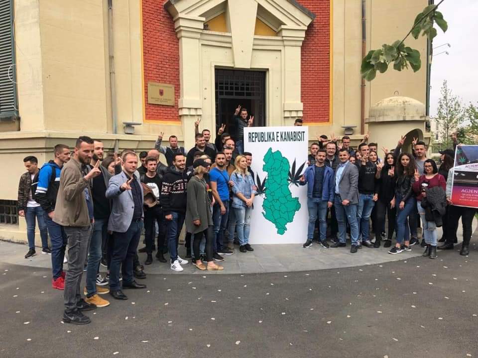 Dhurate per Blendi Klosin nga te rinjte demokrate, nje bime