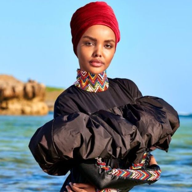 FOTO/Modelja myslimane bëri historinë, e para që prezantohet me “burkini” për në plazh