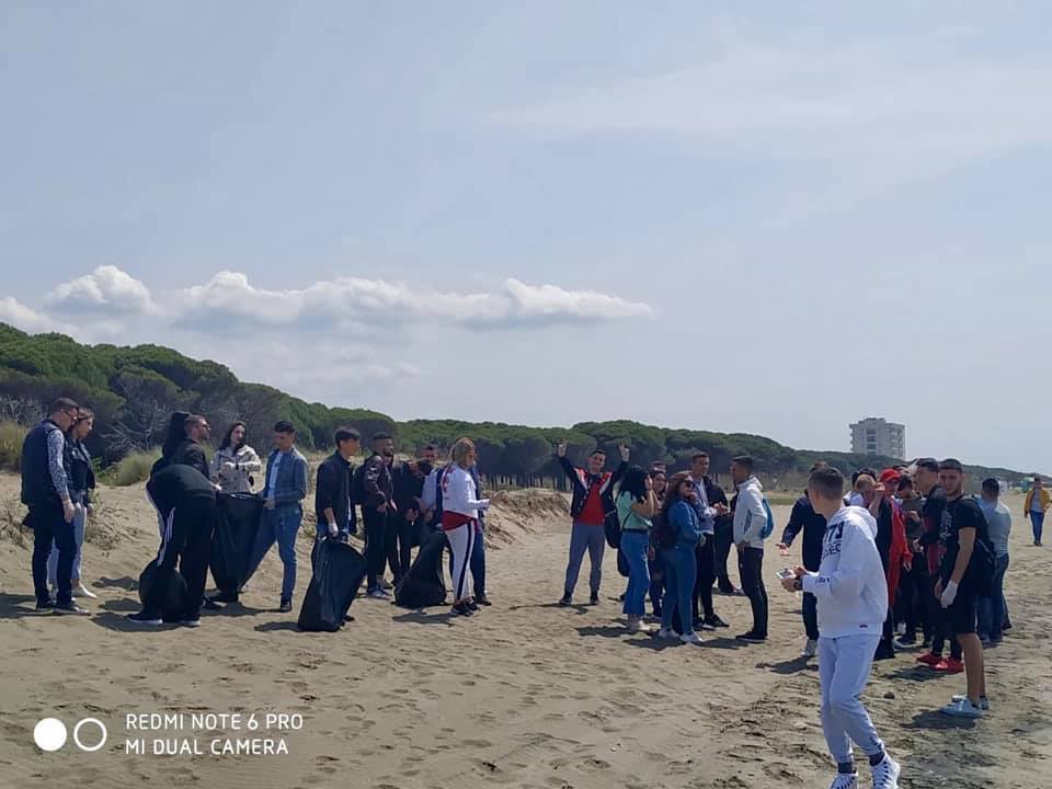 FOTO/Dita e Tokës, të rinjtë pastrojnë bregdetin: Ndërgjegjësimi ynë nuk përmbyllet në një ditë