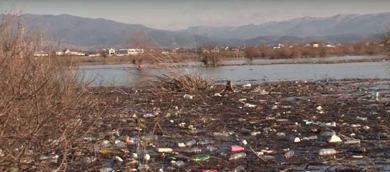 Hidhte mbeturina në liqen, procedohet penalisht kryeplaku i fshatit Lin