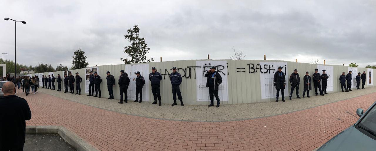 Berisha nxjerr foton: Aeroporti si në filma hyrje e lirë, por ja çfarë ruan policia ndërkohë