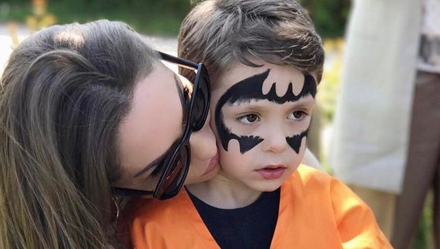 VIDEO/Jo dhurata të shtrenjta dhe as festë luksoze, këngëtarja i bën surprizën e veçantë të birit