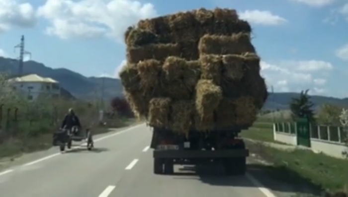 VIDEO/ Turisti denoncon mbingarkesën me kashtë të kamioçinës, e pëson keq shoferi korçar