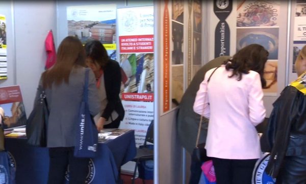 “Korrupsioni dhe kushtet e këqija”/ Edhe maturantët braktisin Shqipërinë