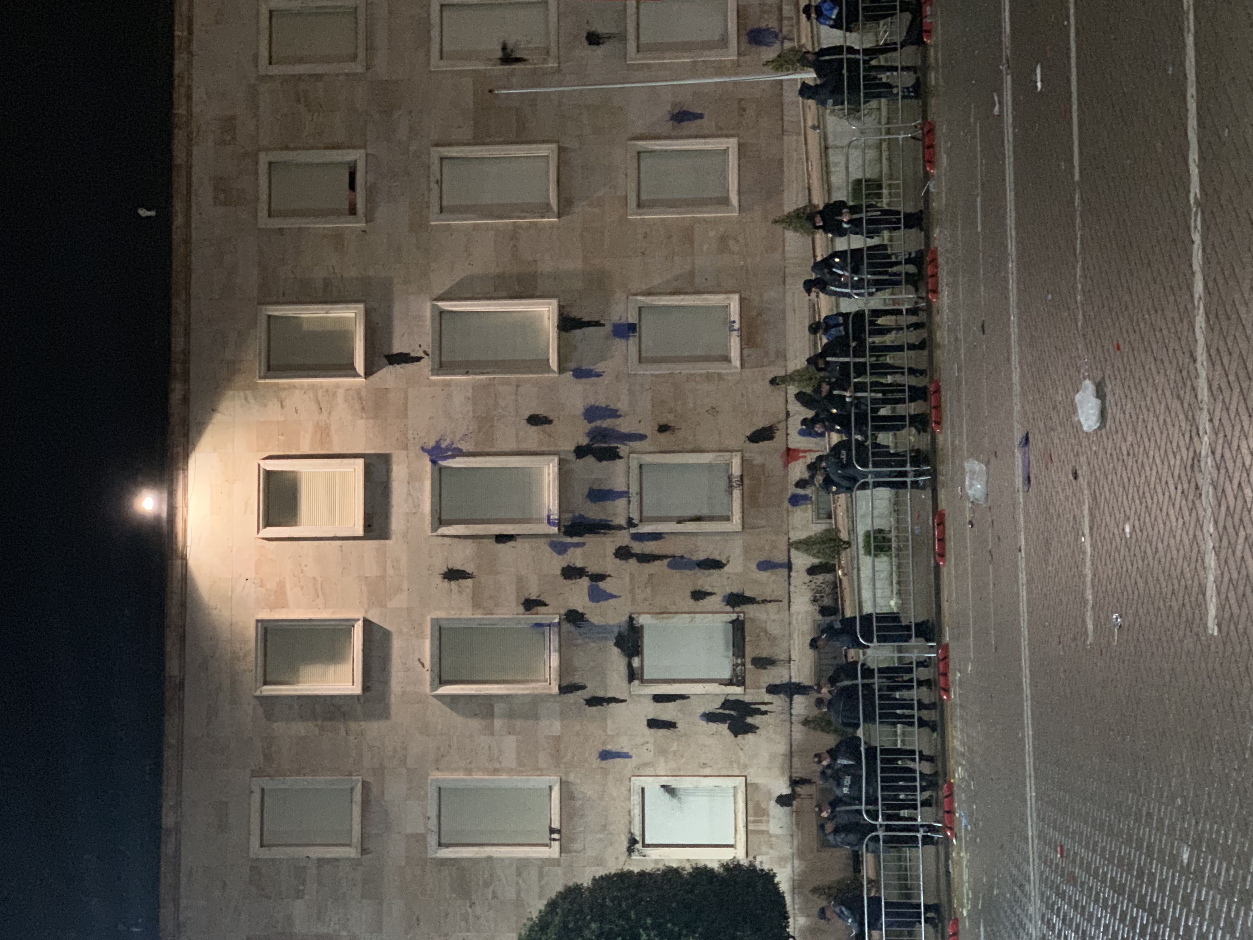 FOTO/ Pamje nga kryeministria pas protestes,,,me cfare eshte lagur