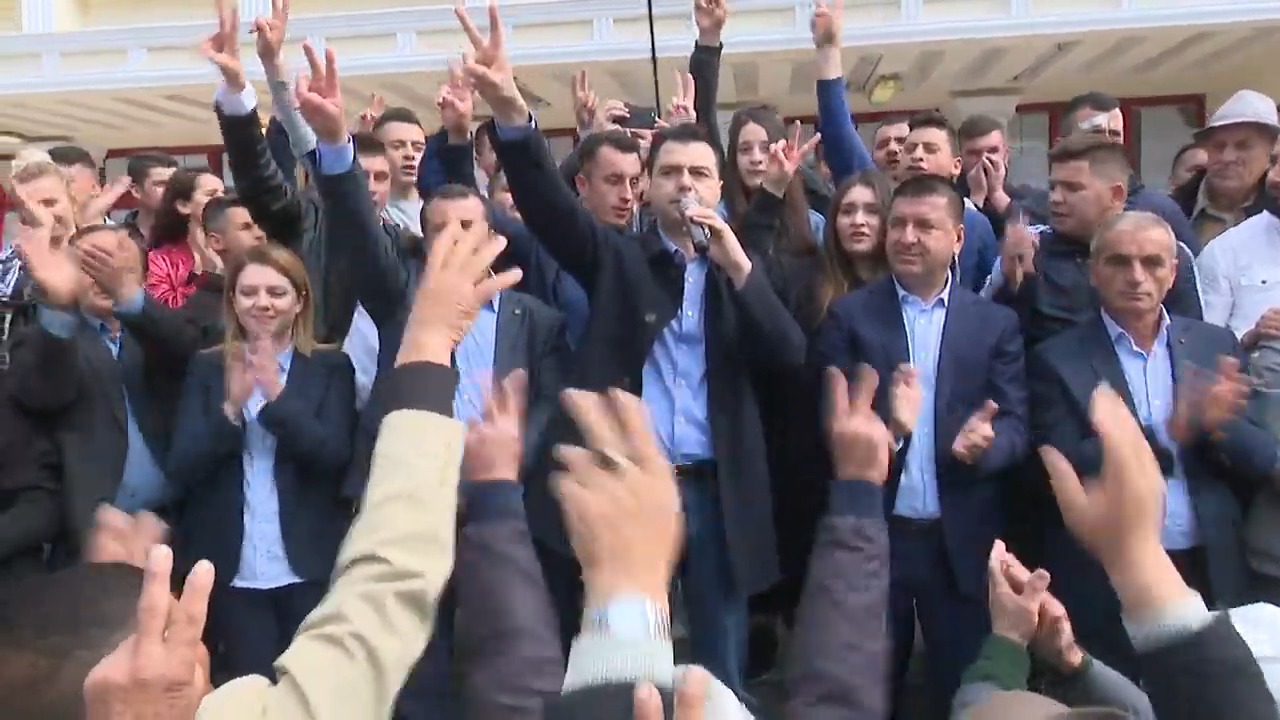 VIDEO/ Basha në Rrogozhinë, pritet nga qindra qytetarë