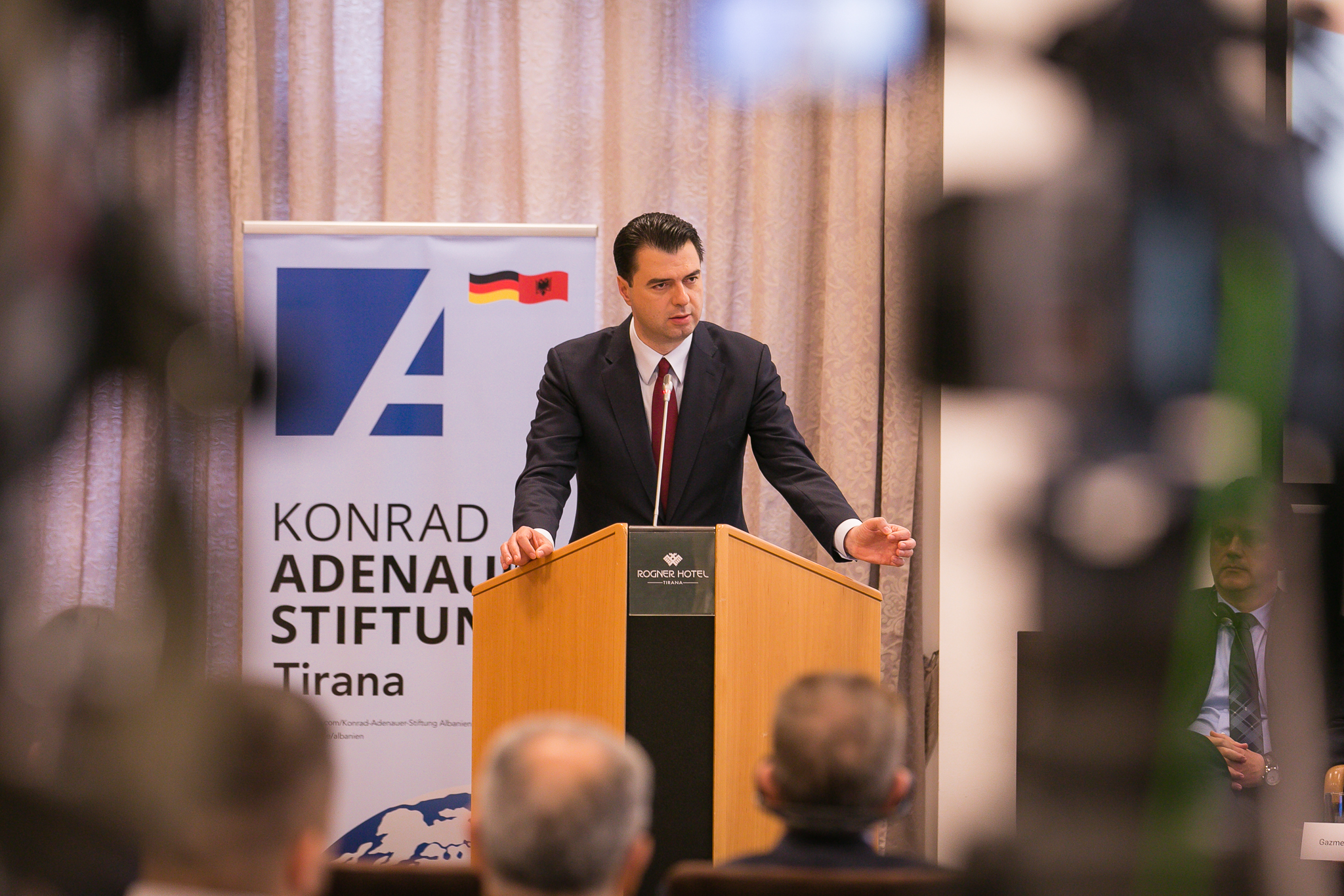 Basha, premtim surprize per pagat e mjekeve dhe infermiereve