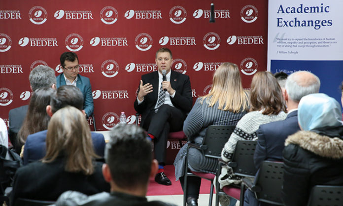 Zyrtari i larte amerikan: Mediat ne Tirane, presion bizneseve te huajja per te favorizuar bizneset e veta