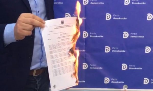 EMRI/ Kandidati i PD djeg mandatin e tij të deputetit