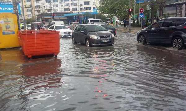 FOTO/ Breshëri që “pushtoi” Tiranën, përmbytet ‘Don Bosko’, ja pamjet