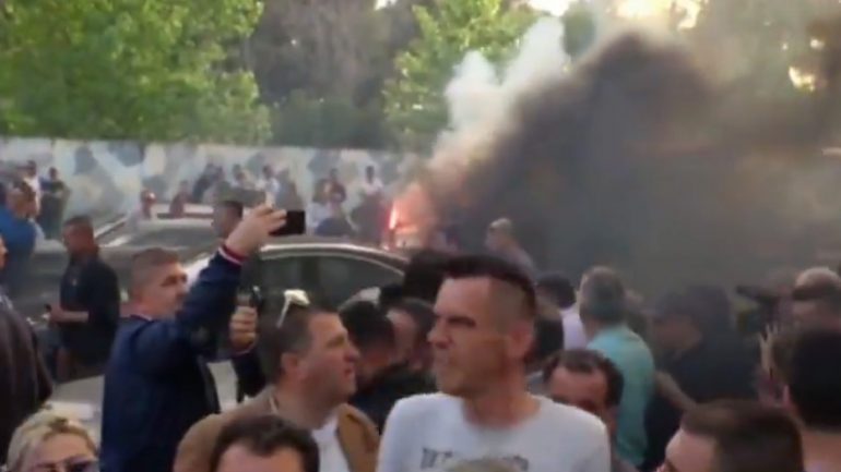 Tensionohet situata në Durrës, protestuesit ndezin flakadanë