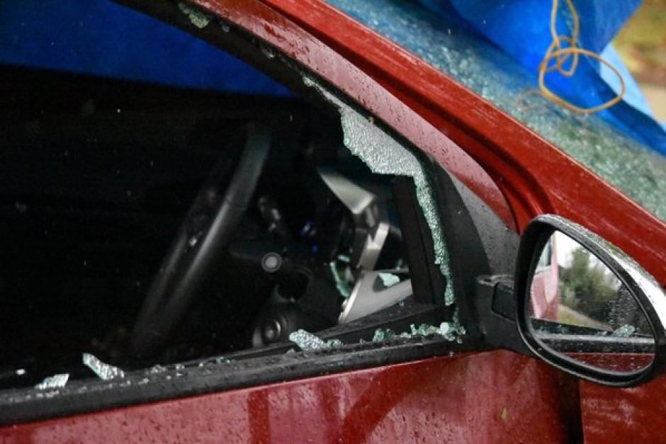 I thyen makinën dhe i vodhën pasaportat, këngëtari shqiptar zbulon kush i ndihmoi në Greqi