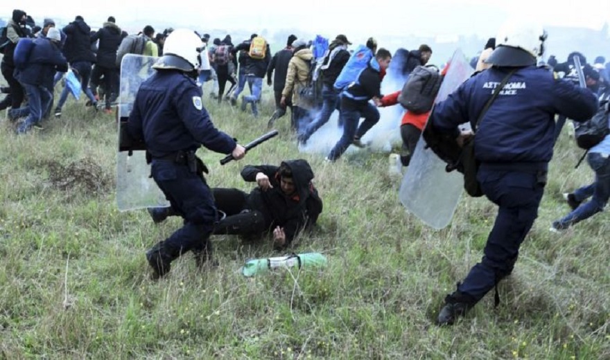 Pëplasje dhe gaz lotsjellës, policia greke ndalon kalimin e emigrantëve në kufi