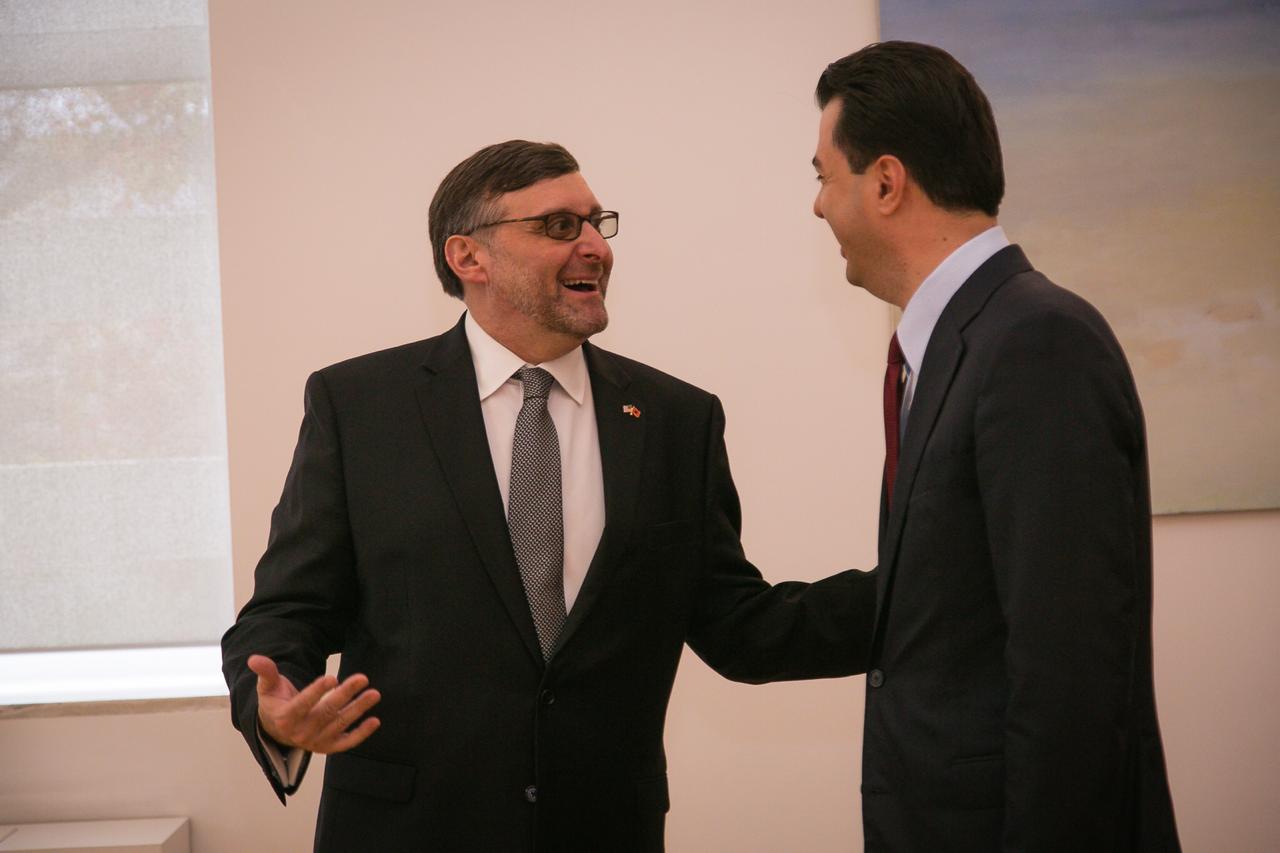 Basha rrefen takimin me Palmer