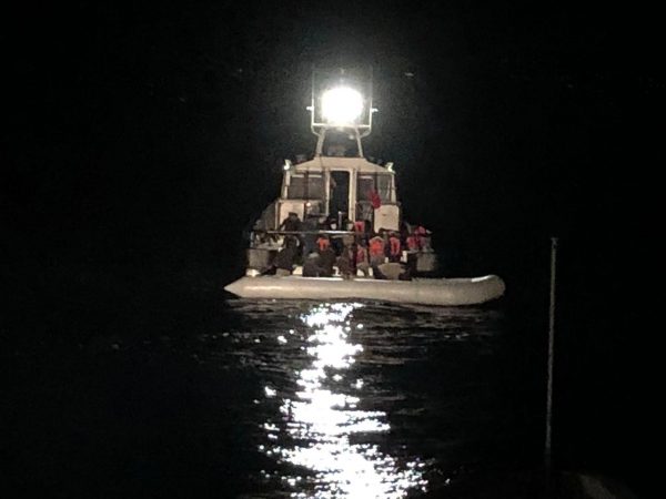 Rrezikonte mbytjen, anija e Forcave Detare shpëton gomonen me 50 emigrantë