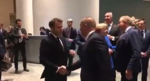 VIDEO/Samiti në Berlin, momenti kur Macron nuk ia lëshon dorën Haradinajt