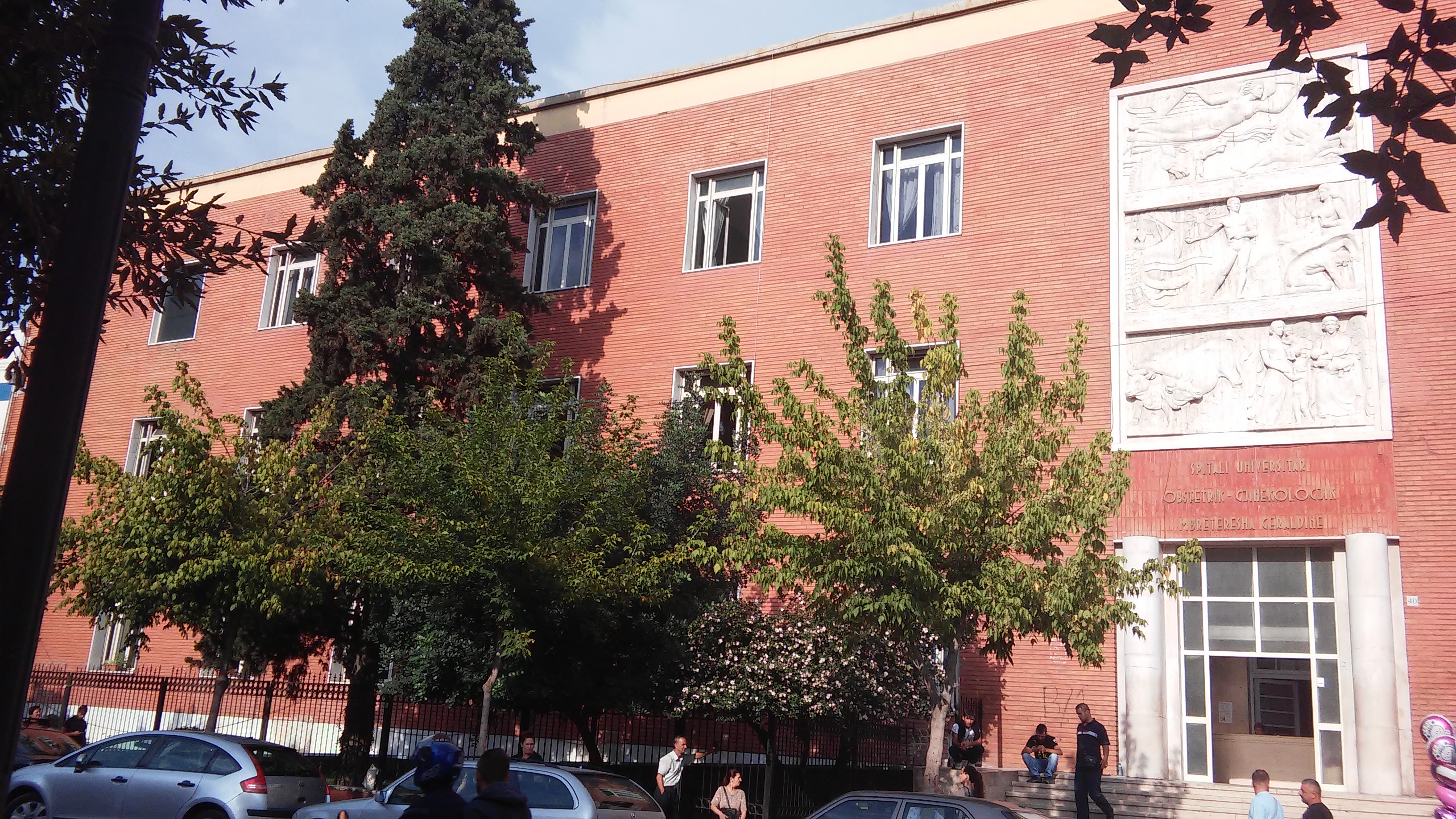 Denoncimi/ “Në maternitet ra tavani dhe zuri poshtë gra e fëmijë… disa janë rëndë!”