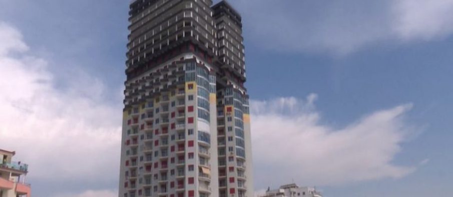Alarmi, pallati 28 katësh në Durrës mund të shembet