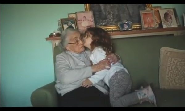 Momentet e lumtura të Rezarta Shkurtës, ndan videon e rrallë të Herës me Nexhmije Hoxhën