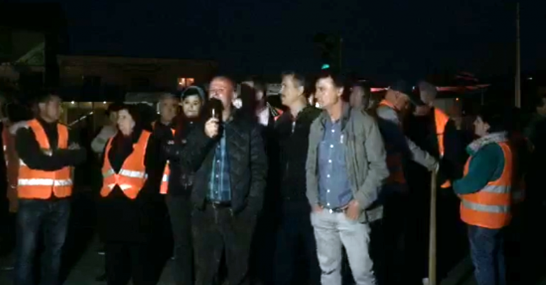 Makina tenton të futet tek banorët e “Astirit”, ja momentet e panikut në Unazë