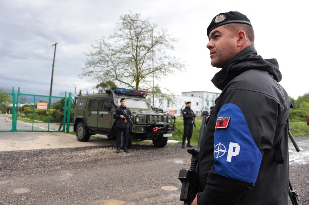 FOTOGALERI/ Ushtria pushton Rinasin, pamja arabe dhe latine e aeroportit shqiptar