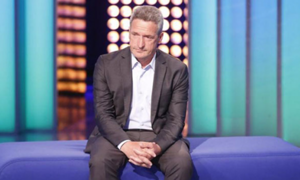 Shiti shtëpinë e la fëmijët në rrugë për bixhozin, gruaja përballet me kërkesën e të shoqit