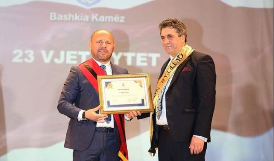 Shkrimtari Agron Tufa shpallet “Qytetar Nderi” i Kamzës