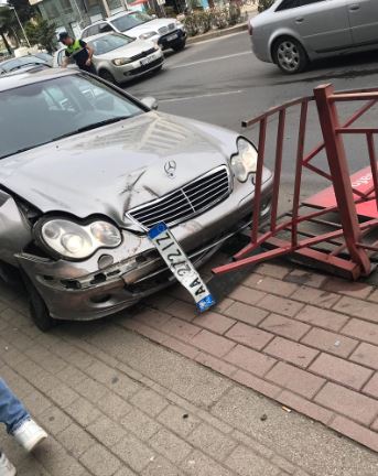 FOTO/Aksident në Tiranë, “Benz”-i del nga rruga kryesore, bllokohet qarkullimi