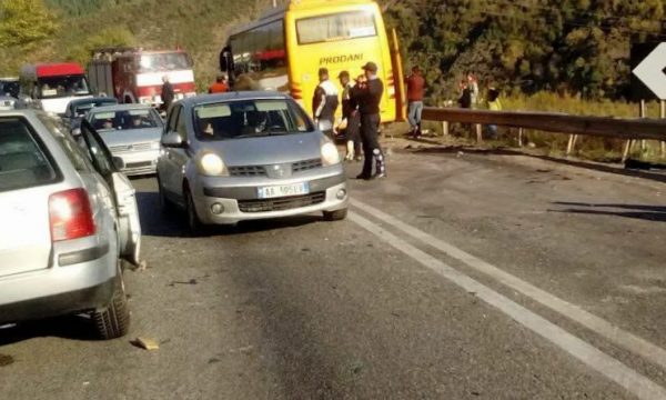 Autobusi merr përpara “Range Rover-in” në aksin nacional Korçë-Kapshticë